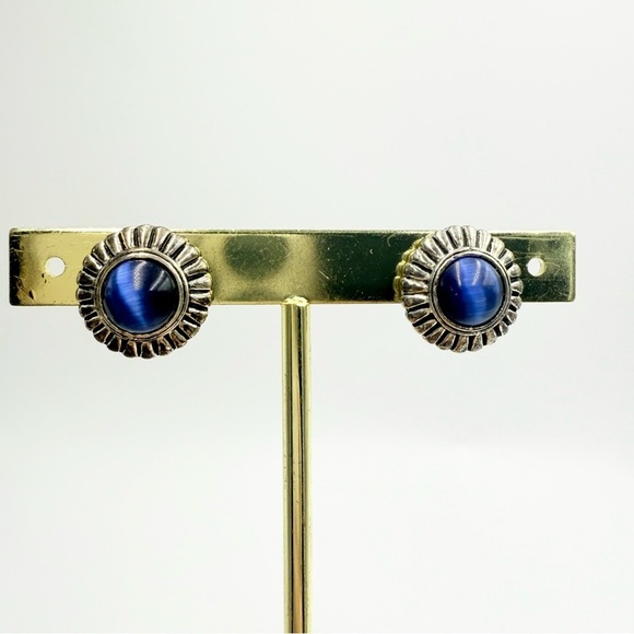 Silver tone Gorgeous shimmering Cat's Eye gemstone Studs Earrings - Picture 3 of 5